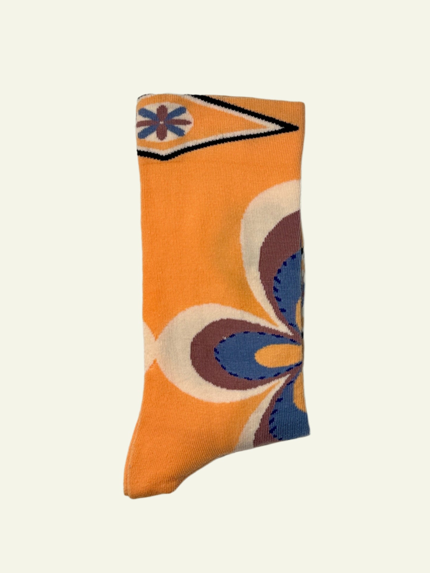Stylish retro socks with flower print, perfect cotton crew socks for spring looks and vintage style lovers.