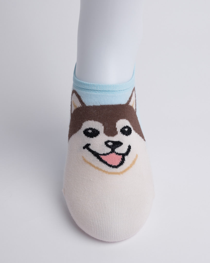 Cream women’s no show socks worn with sneakers, invisible low cut no-slip fit