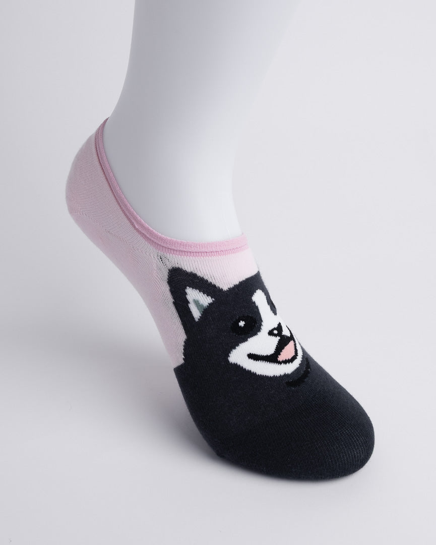 Pink and black women’s no show socks on foot, invisible low cut socks that stay in place