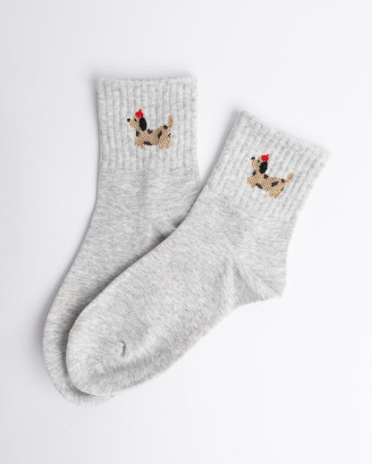 Light grey speckled women’s quarter socks with dachshund embroidery