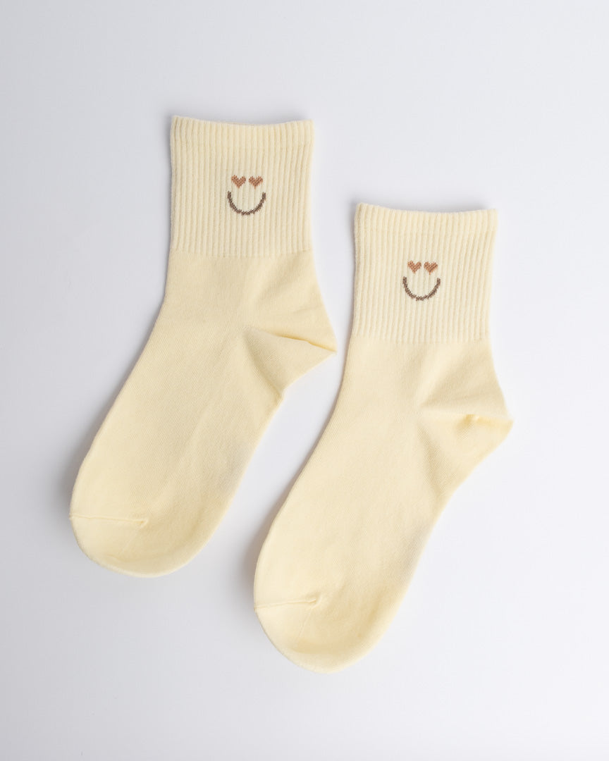 Women’s everyday cotton quarter socks in butter yellow with smiley detail