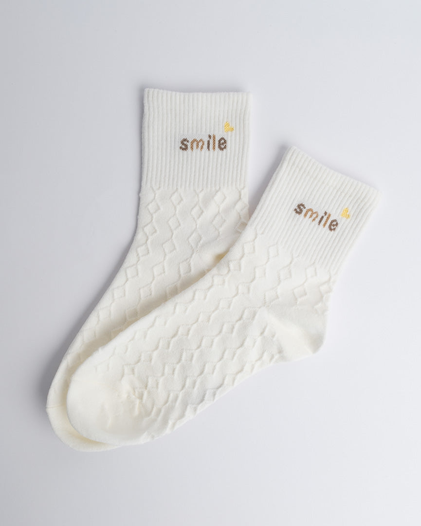 Women’s cotton quarter socks with textured knit and smile lettering