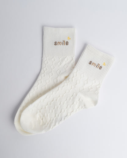 Women’s cotton quarter socks with textured knit and smile lettering