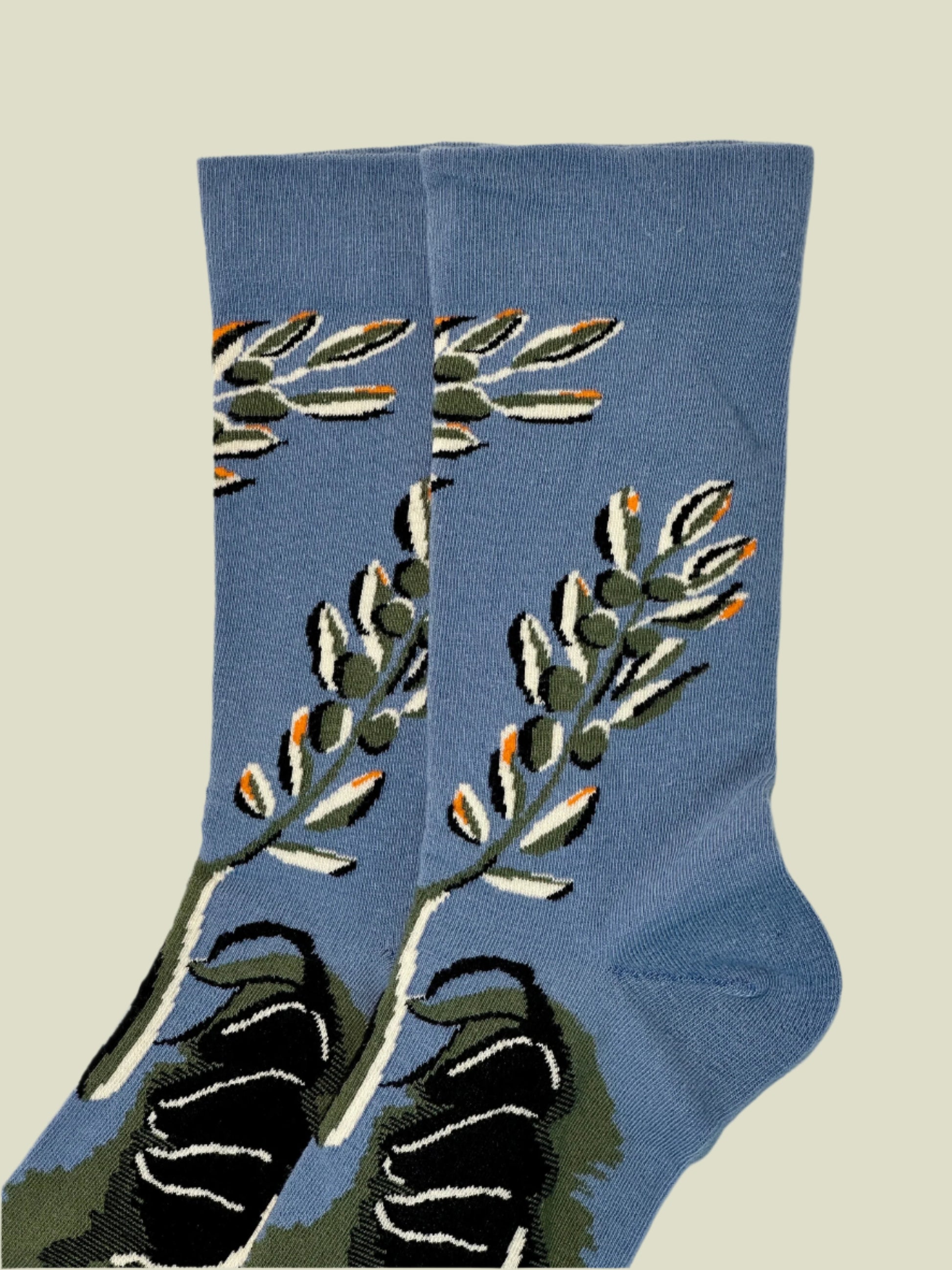Cute women’s socks in aesthetic blue with organic plant motifs, breathable and soft for daily wear.