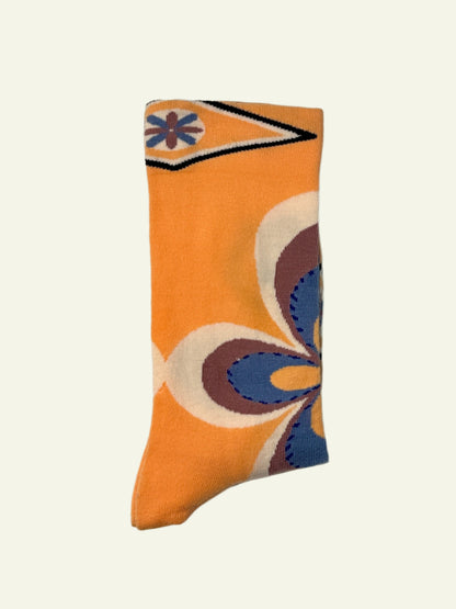Stylish retro socks with flower print, perfect cotton crew socks for spring looks and vintage style lovers.
